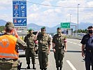 Lokalaugenschein des Milizbeauftragten am Grenzübergang Walserberg. (Bild öffnet sich in einem neuen Fenster)