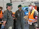 Generalmajor Hameseder im Gespräch mit den Milizsoldaten. (Bild öffnet sich in einem neuen Fenster)