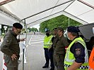 Prader beim Gespräch mit den vor Ort eingesetzten Soldaten. (Bild öffnet sich in einem neuen Fenster)