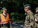 Im Gespräch mit einem Soldaten. (Bild öffnet sich in einem neuen Fenster)