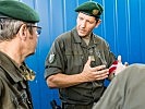 Hauptmann Uwe M. im Gespräch mit dem Milizbeauftragten. (Bild öffnet sich in einem neuen Fenster)