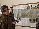 Oberleutnant Christian R. gibt einen Überblick über sein Einsatzgebiet. (Bild öffnet sich in einem neuen Fenster)