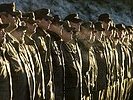 Milizsoldaten sind zur Befehlsausgabe angetreten.