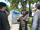 Bataillonskommandant Oberst Schulyok mit Helmut Lackner bei der Truppe. (Bild &ouml;ffnet sich in einem neuen Fenster)