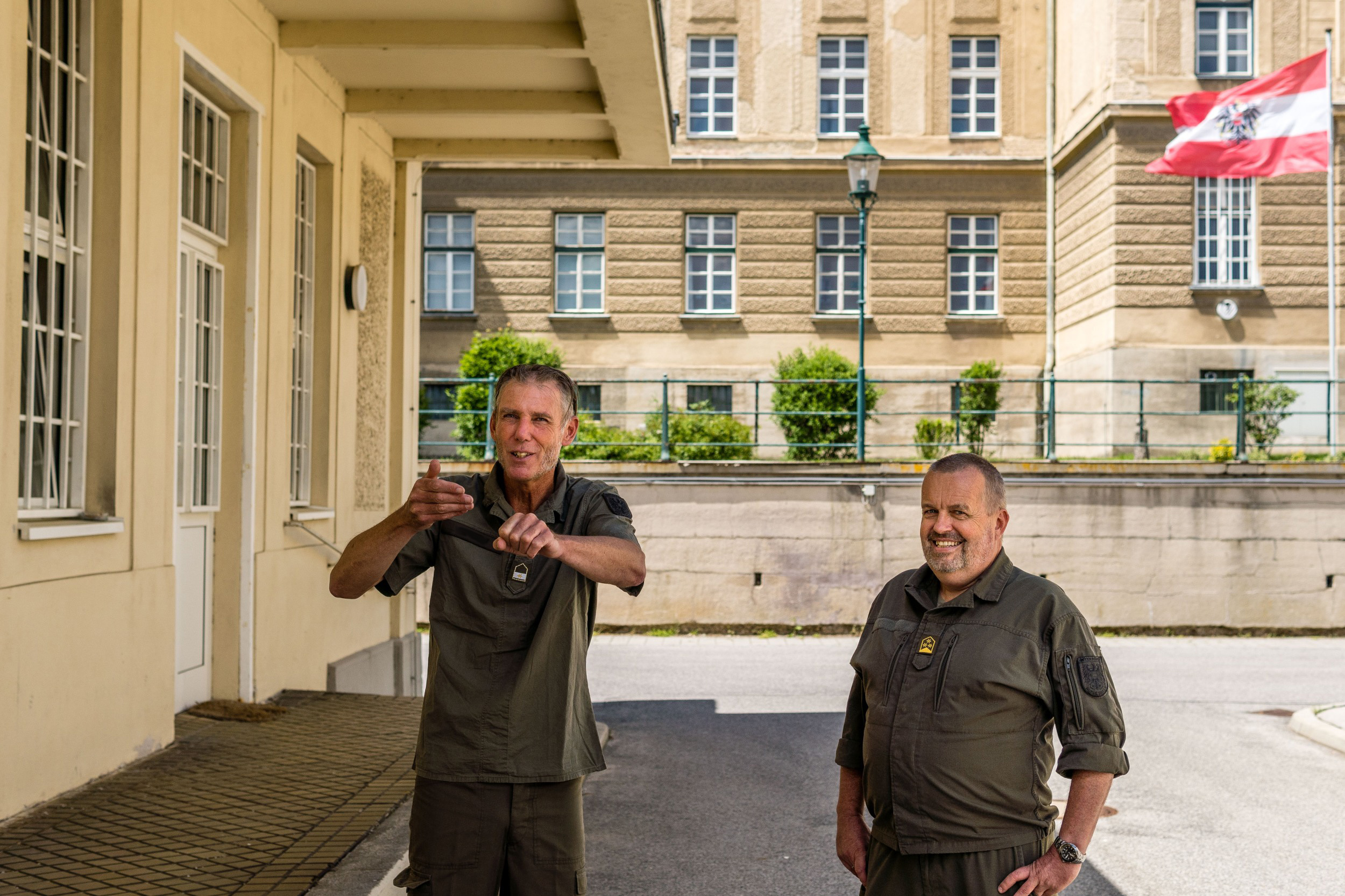 Vizeleutnant L. erzählt mit seinem "Buddy" von gemeinsamen Einsätzen. (Bild &ouml;ffnet sich in einem neuen Fenster)