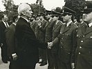 Als junger Leutnant mit Bundespräsident Kirchschläger. (Bild &ouml;ffnet sich in einem neuen Fenster)