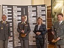 Auch Verteidigungsministerin Tanner gratulierte den Geehrten. (Bild &ouml;ffnet sich in einem neuen Fenster)