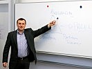 Privat unterrichtet Karl G. an zwei Fachhochschulen als Professor.