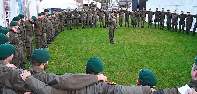 Milizsoldaten sind angetreten.