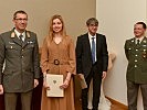 Generalleutnant Csitkovits, l., überreichte die Zeugnisse. (Bild öffnet sich in einem neuen Fenster)