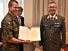 Generalleutnant Erich Csitkovits überreichte die Dekrete. (Bild öffnet sich in einem neuen Fenster)