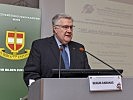 General i.R. Christian Segur-Cabanac eröffnete die Veranstaltung. (Bild öffnet sich in einem neuen Fenster)
