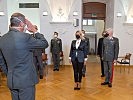 Der Lehrgansgkommandant meldet an Ministerin Klaudia Tanner. (Bild öffnet sich in einem neuen Fenster)