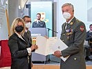 Ministerin Tanner und Generalleutnant Csitkovits überreichten die Dekrete. (Bild öffnet sich in einem neuen Fenster)