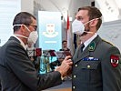 Generalleutnant Csitkovits verlieh die Abzeichen. (Bild öffnet sich in einem neuen Fenster)