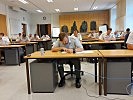 Die Teilnehmer des Lehrgangs legen eine Prüfung ab. (Bild öffnet sich in einem neuen Fenster)