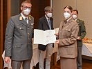 Generalleutnant Csitkovits überreichte die Dekrete. (Bild öffnet sich in einem neuen Fenster)