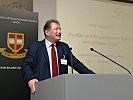 Gunther Hauser von der Landesverteidigungsakademie bei seinem Vortrag. (Bild öffnet sich in einem neuen Fenster)