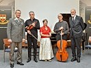 Das "Klaviertrio Wien" mit den Organisatoren des Kammermusikabends. (Bild öffnet sich in einem neuen Fenster)