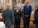 Verteidigungsministerin Klaudia Tanner wird begrüßt. (Bild öffnet sich in einem neuen Fenster)