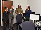 Brigadegeneral Vigorita erhielt eine Führung durch das Sprachinstitut. (Bild öffnet sich in einem neuen Fenster)