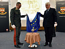 General Striedinger und Botschafter Nagant de Deuxchaisnes mit dem Globus. (Bild öffnet sich in einem neuen Fenster)