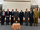Gruppenfoto mit dem Vortragenden, links, und Vertretern der Botschaften. (Bild öffnet sich in einem neuen Fenster)