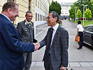 Botschafter Ryuta Mizuuchi trifft bei der Akademie ein. (Bild öffnet sich in einem neuen Fenster)