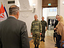 Generalstabschef General Striedinger trifft in der "Sala Terrena" ein.