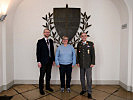 Andreas Prutsch, Francoise Gouriou und Oberst Fronek vor dem LVAk Wappen.