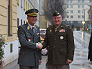 Generalleutnant Csitkovits begrüßt Major General Knight. (Bild öffnet sich in einem neuen Fenster)