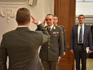 Generalstabschef General Striedinger trifft in der "Sala Terrena" ein. (Bild öffnet sich in einem neuen Fenster)