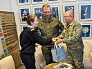 Übergabe der Gastgeschenke an die französische Militärdiözese. (Bild öffnet sich in einem neuen Fenster)