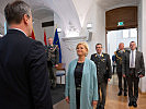 Kursdirektor Baumann begrüßt Verteidigungsministerin Tanner. (Bild öffnet sich in einem neuen Fenster)