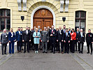 Ministerin Tanner und General Csitkovits mit den Teilnehmern. (Bild öffnet sich in einem neuen Fenster)