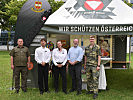 Gruppenfoto mit den Vertretern der Landesverteidigungsakademie vor Ort. (Bild öffnet sich in einem neuen Fenster)