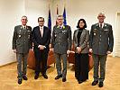 Gruppenfoto vom Besuch des Botschafters an der Landesverteidigungsakademie. (Bild öffnet sich in einem neuen Fenster)