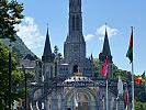 Obere und untere Wallfahrtsbasilika in Lourdes Frankreich. (Bild öffnet sich in einem neuen Fenster)