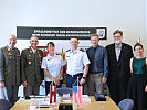 Die Delegation und Vertreter des Sprachinstituts und der Luftstreitkräfte.