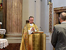 Generalvikar Papst zelebriert die Messe.