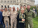 Die Teilnehmer mit Bundesministerin Tanner am Nationalfeiertag. (Bild &ouml;ffnet sich in einem neuen Fenster)