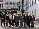 Die Teilnehmer mit dem stellvertretenden Kommandanten Brigadier Wörgötter.