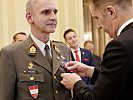 Der Botschafter Frankreichs verleiht die Medaille an Oberst Thomas Fronek.