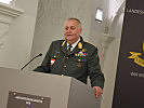 Generalmajor Friedrich Schrötter eröffnet die Diskussion.