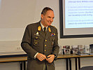 Brigadier Siegward Schier informiert über die Ausbildung der Zukunft. (Bild &ouml;ffnet sich in einem neuen Fenster)