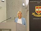 Verteidigungsministerin Klaudia Tanner spricht zu den Seminarteilnehmern. (Bild &ouml;ffnet sich in einem neuen Fenster)