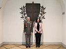 Gabriella Griffi mit dem Leiter des Sprachinstitutes des Bundesheeres.