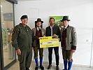 Oberst Ernst Herzog, l., freute sich, den Reinerlös zu übergeben.