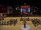 Die Militärmusik Tirol bezieht Aufstellung.