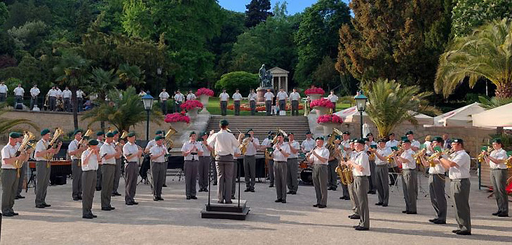  Leutnant Johann Schernthanner dirigiert die Salzburger Musiker.